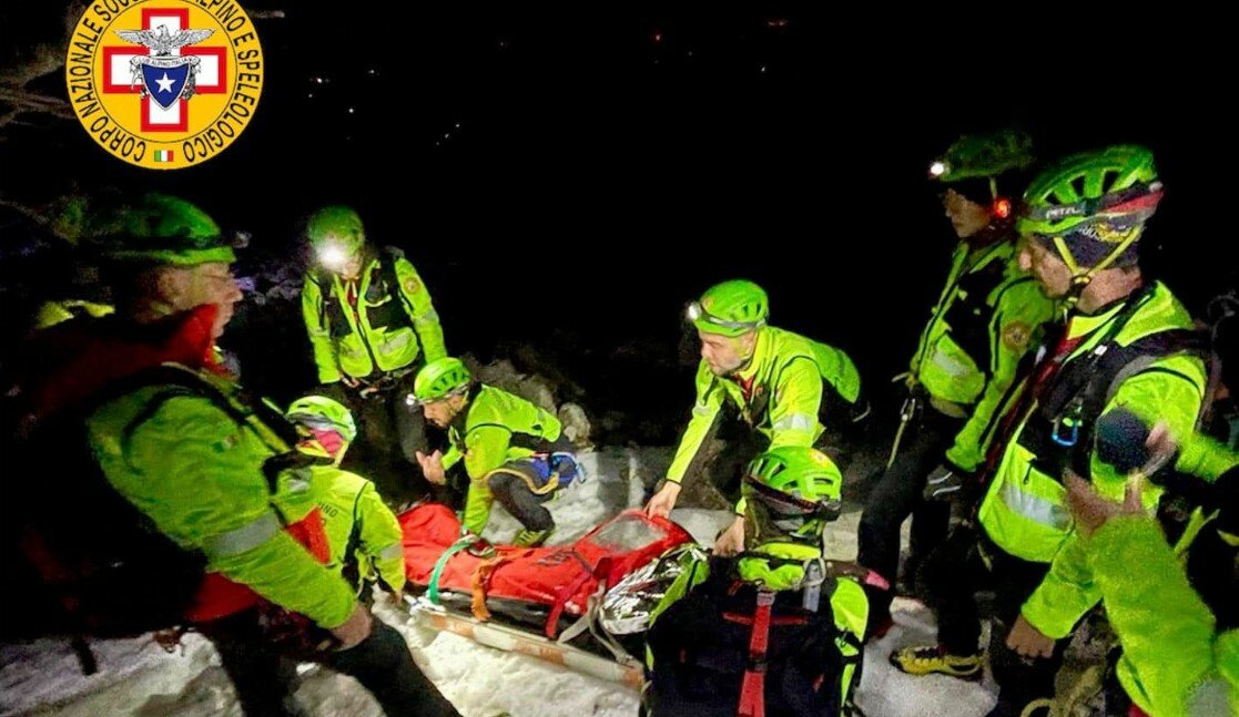 Scala 2.000 metri, poi si fa male: salvata sulla neve