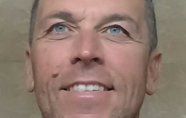 Lo aggrediscono in piazza, muore davanti al figlio