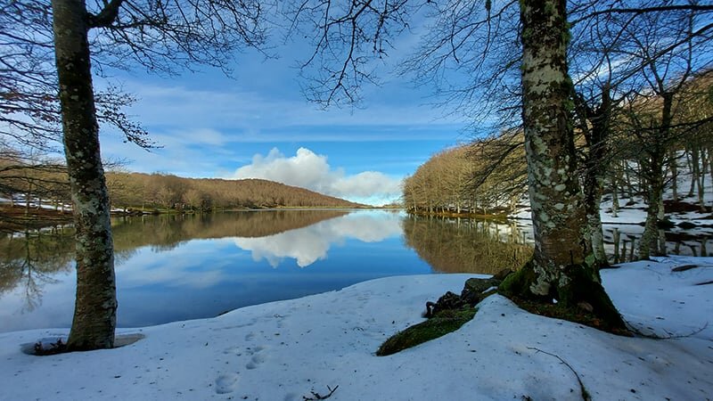 Il lago Maulazzo innevato