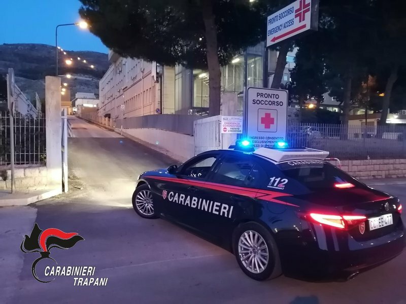 I carabinieri la scortano in ospedale, ma partorisce in macchina