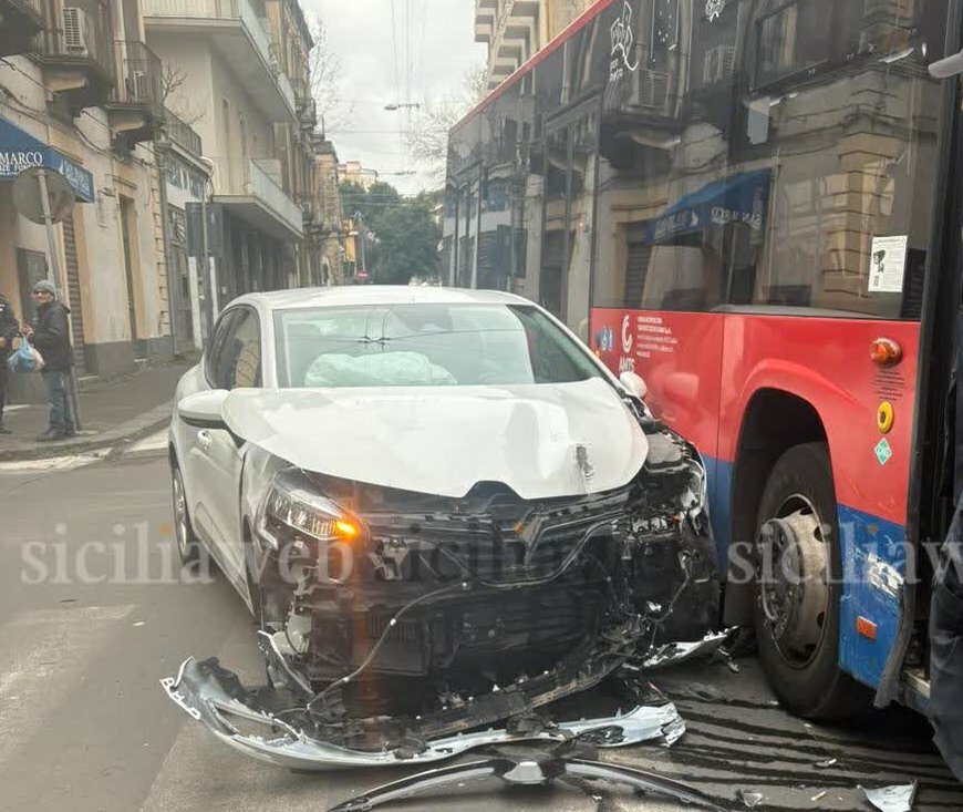 Scontro macchina-autobus a Catania