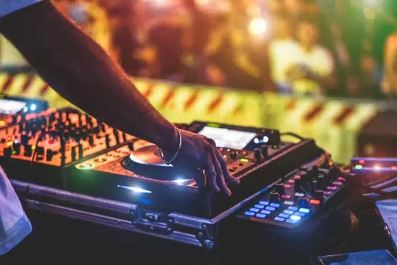 Dj totalmente in nero e con l'indennità di disoccupazione Dj totalmente in nero e con l'indennità di disoccupazione