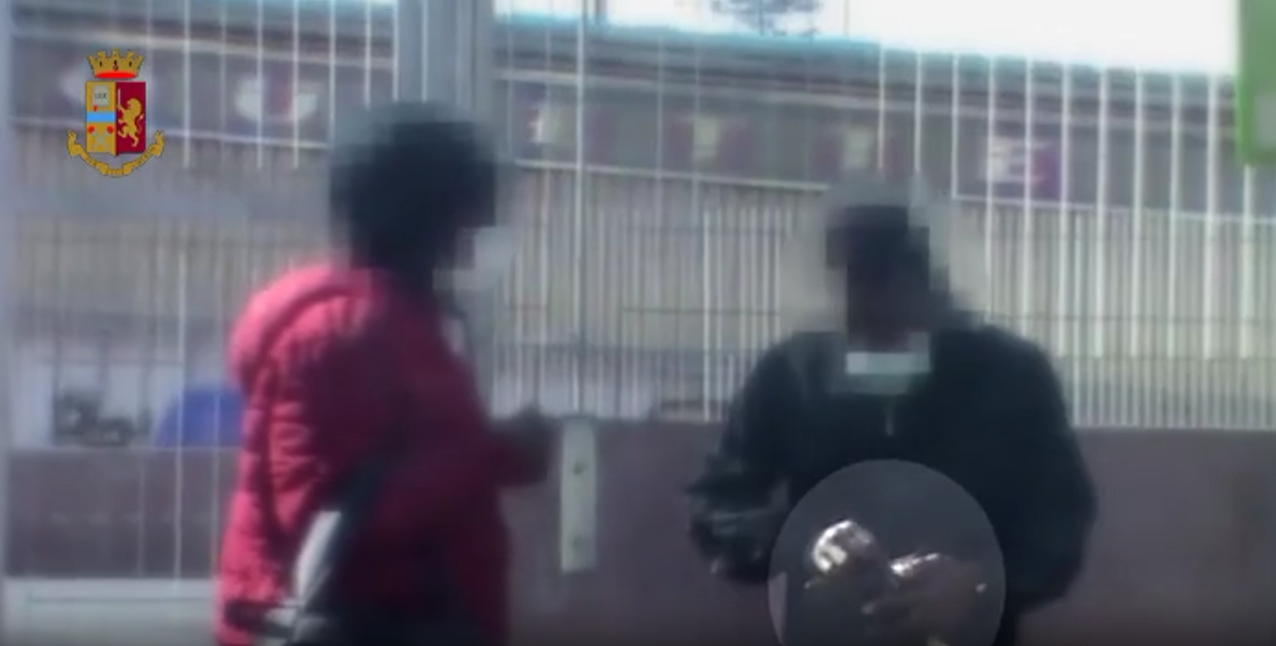 Sesso e soldi dai migranti disperati: presi a Catania