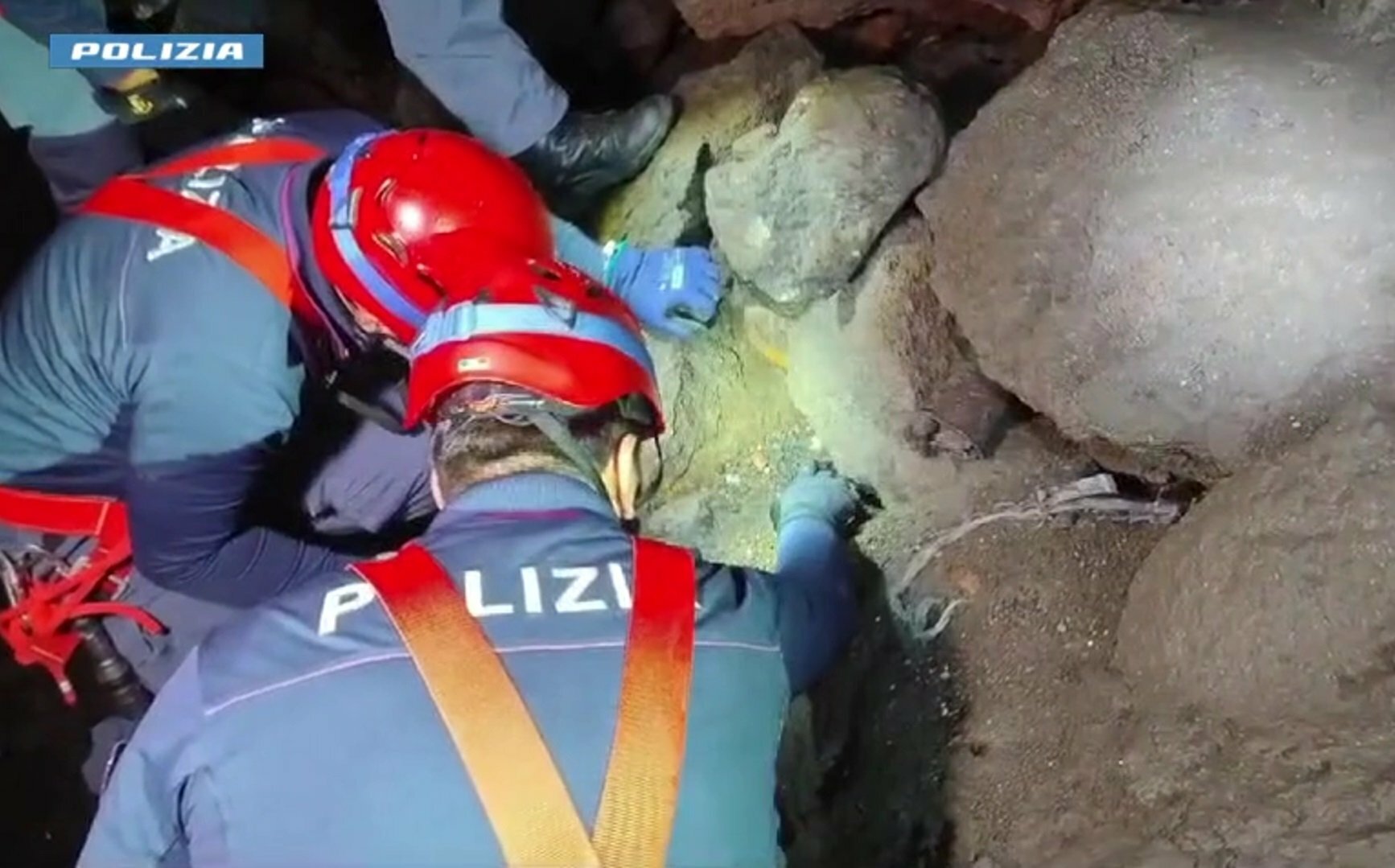 Nella grotta catanese una bomba, armi e munizioni