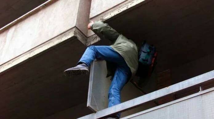 Catania, si arrampicano come Spiderman: beccati ladri di grondaie Catania, si arrampicano come Spiderman: beccati ladri di grondaie