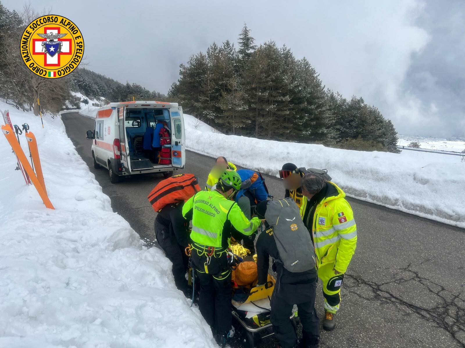 Etna: sale a quota 2.000 e precipita nel canalone