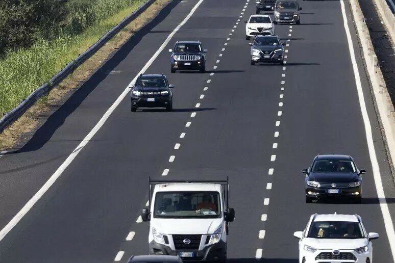 Viaggiano col figlio morto in auto, ma se ne accorgono dopo 100 km Viaggiano col figlio morto in auto, ma se ne accorgono dopo 100 km