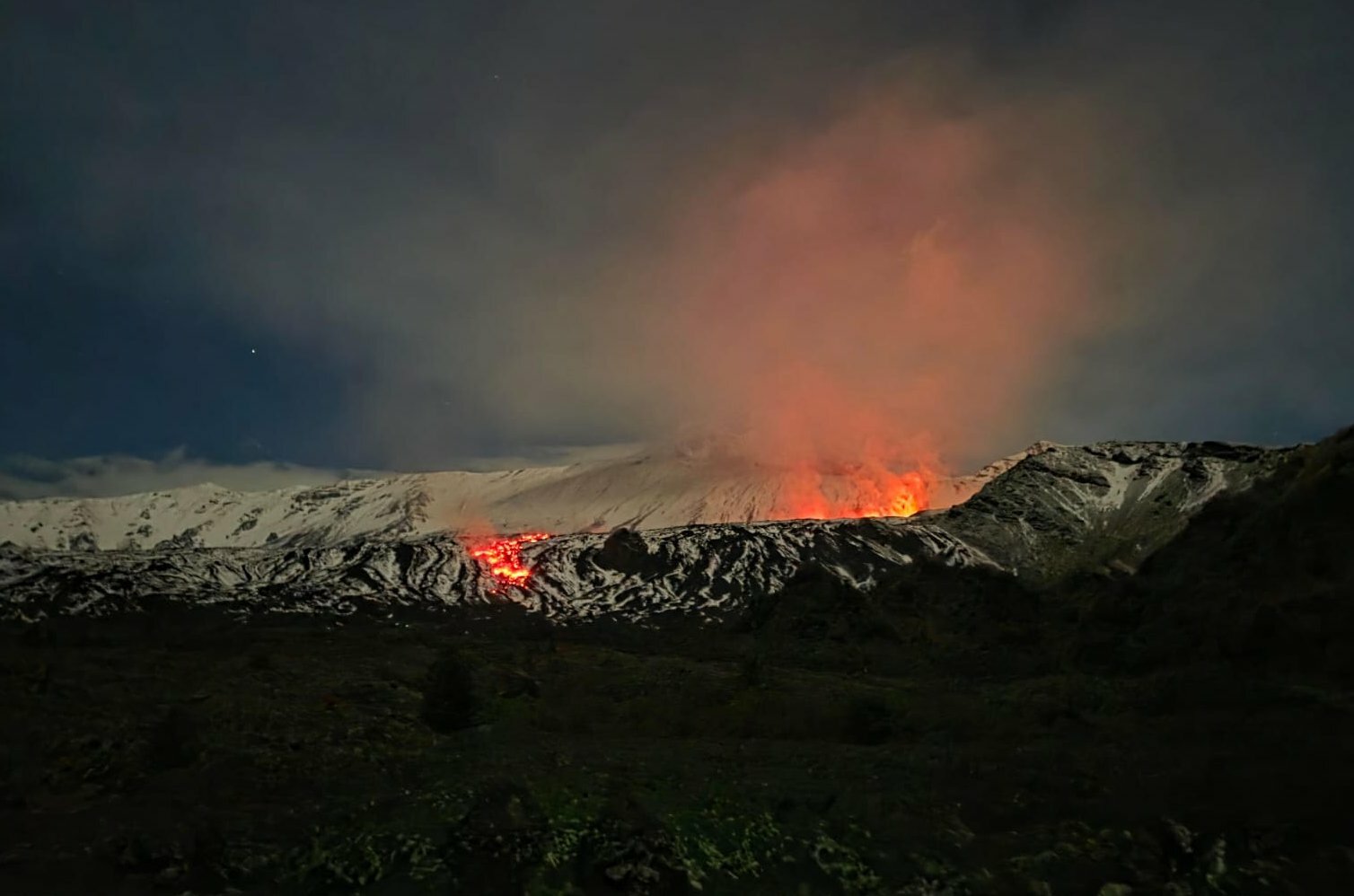 Sull'Etna fronti lavici sovrapposti, il pi&ugrave; avanzato a quota 1.360 metri