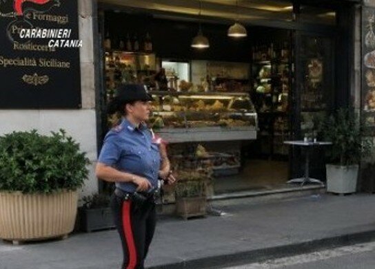 Entra il rapinatore nella gastronomia catanese, il titolare gli rompe la mano Entra il rapinatore nella gastronomia catanese, il titolare gli rompe la mano