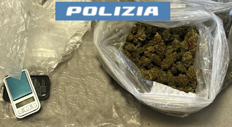 Davanti alla questura con la droga sotto la maglietta
