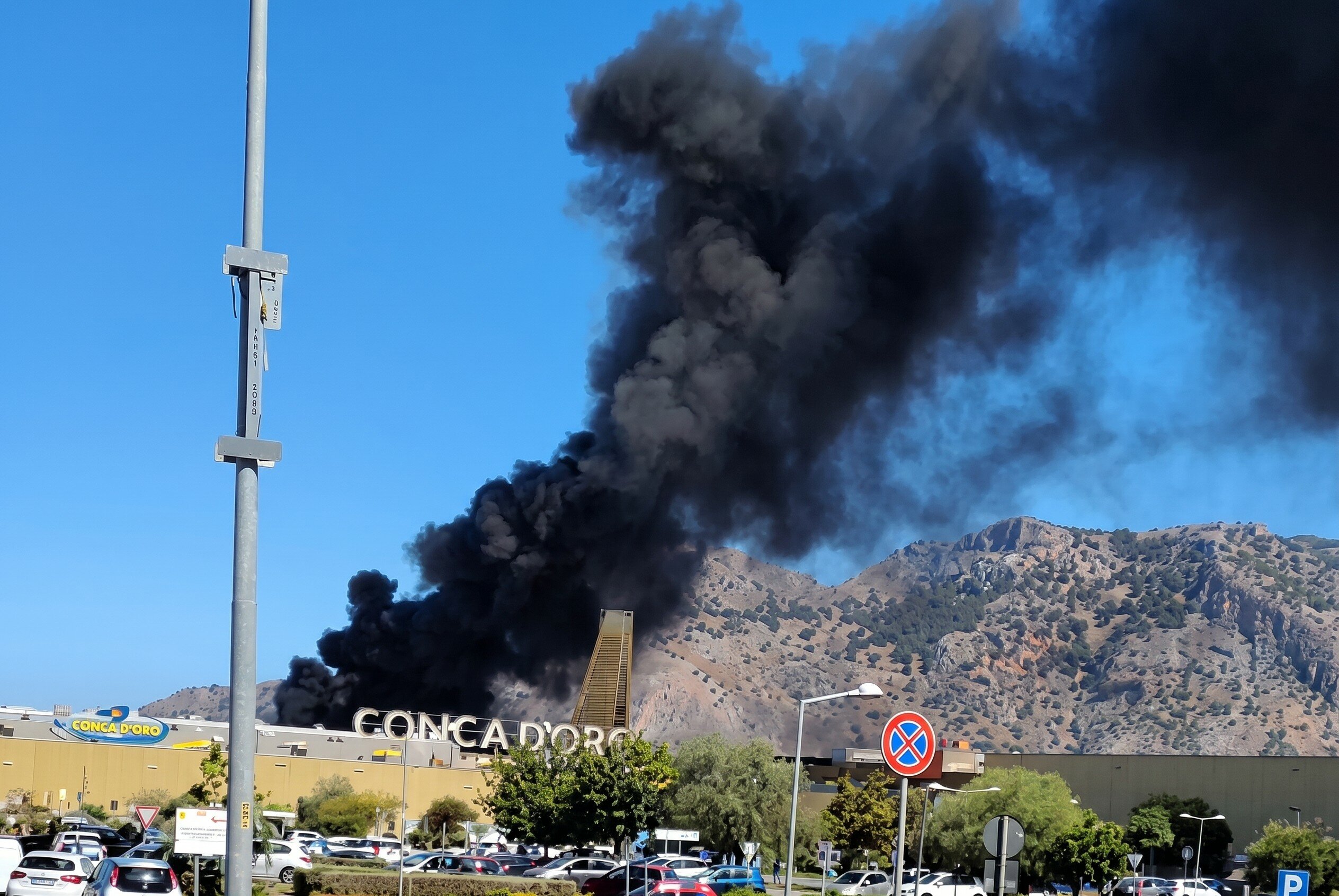 Fiamme al centro commerciale, vigile del fuoco intossicato Fiamme al centro commerciale, vigile del fuoco intossicato