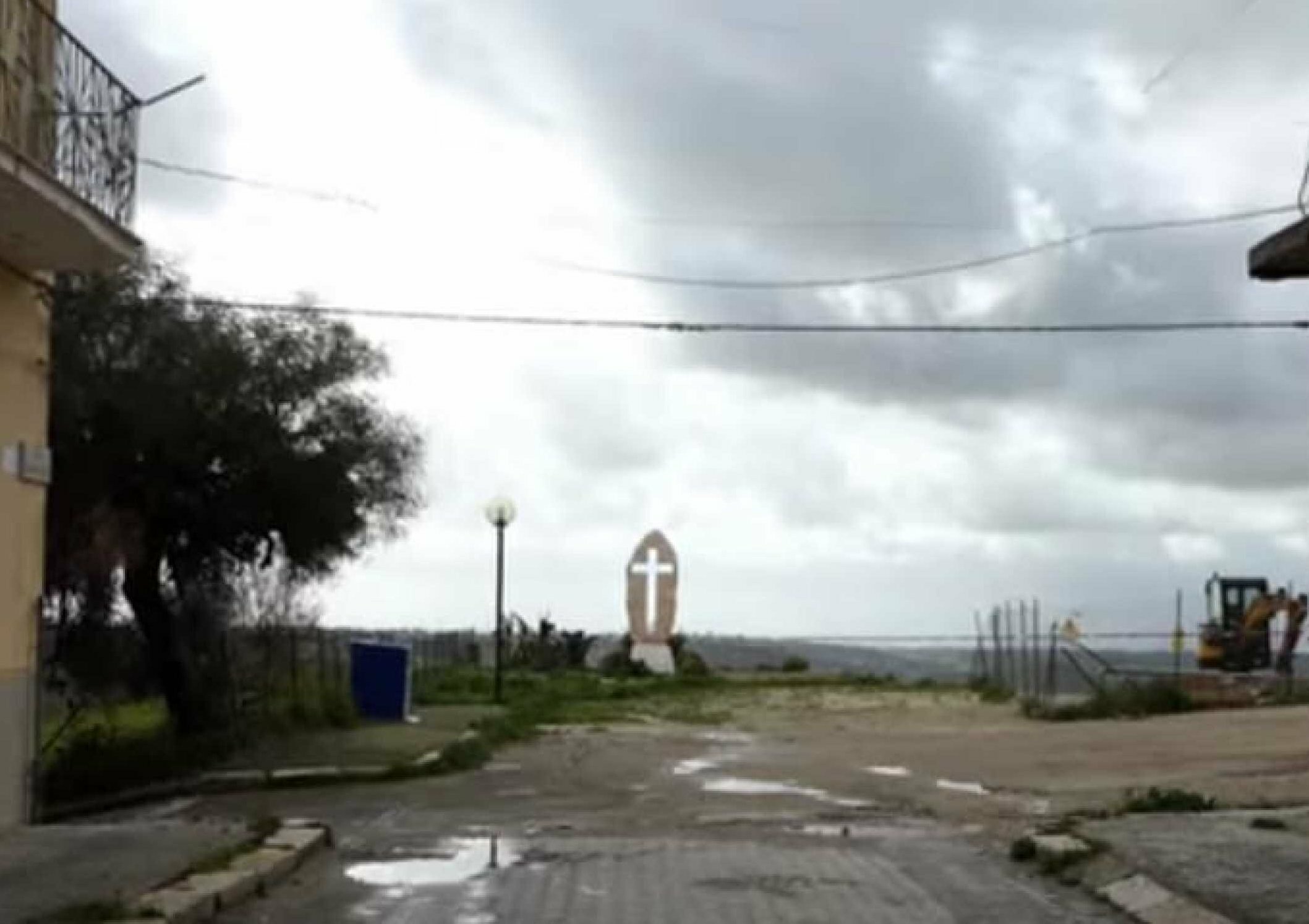 Niscemi, la croce non cede e diventa simbolo di resistenza