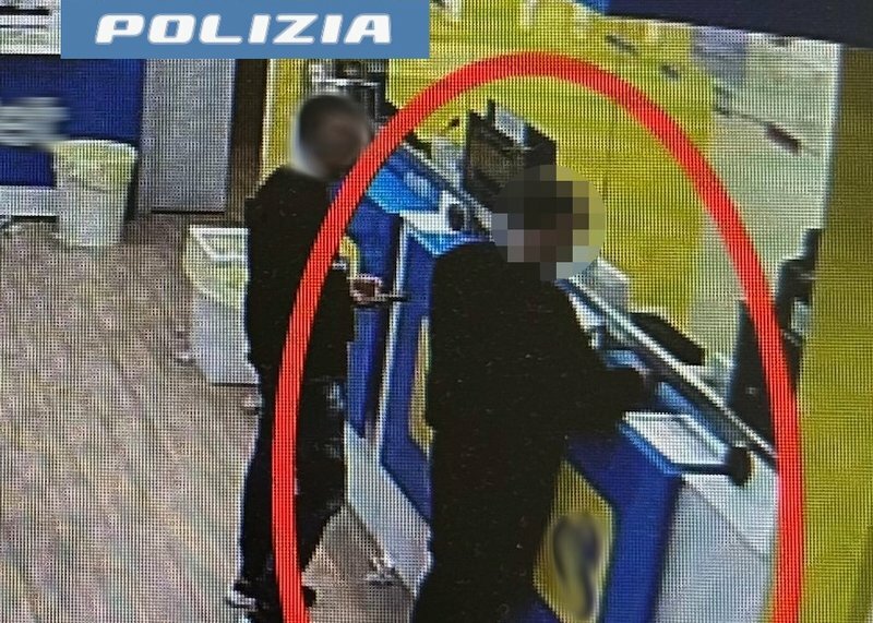 Rubano portafogli e fanno acquisti col bancomat