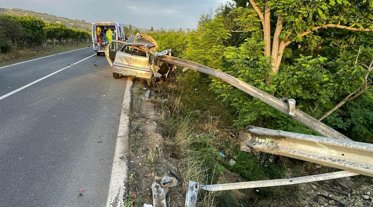 Schianto violento: morti due giovani a Mineo