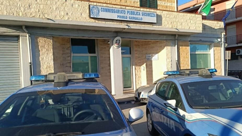 Caccia di casa la madre brandendo due coltelli