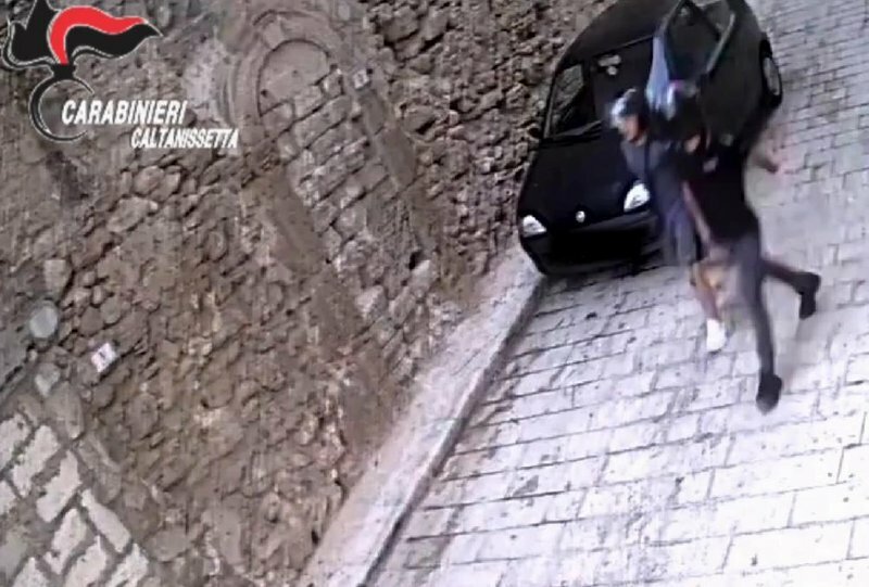 Scontro 'sentimentale', poi l'agguato e gli spari