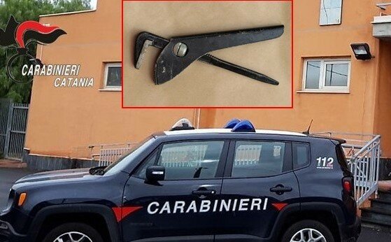Litigano per strada: automobilista preso a colpi di pinza