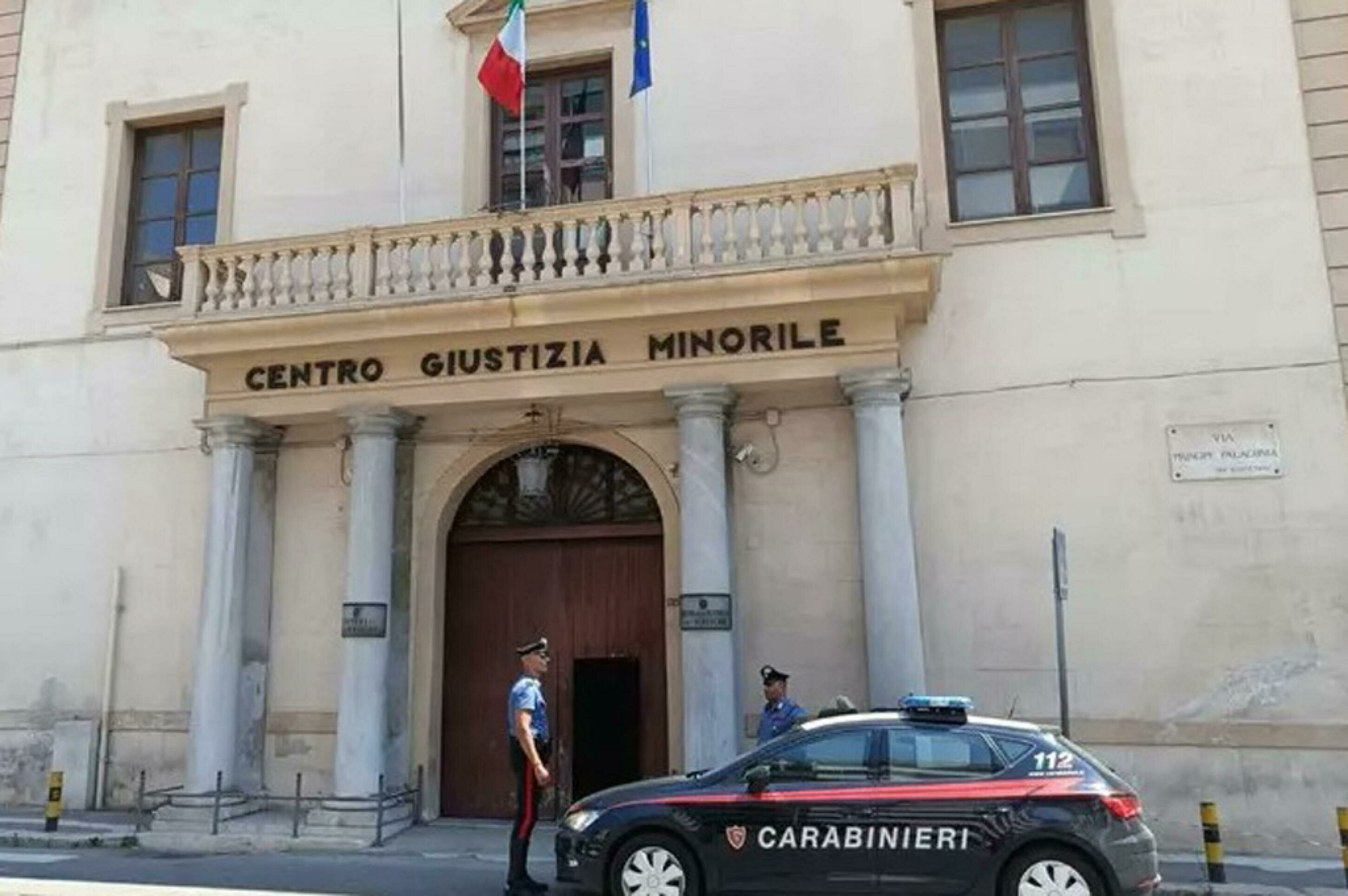 Incendio e rivolta nel carcere minorile: agenti picchiati e intossicati