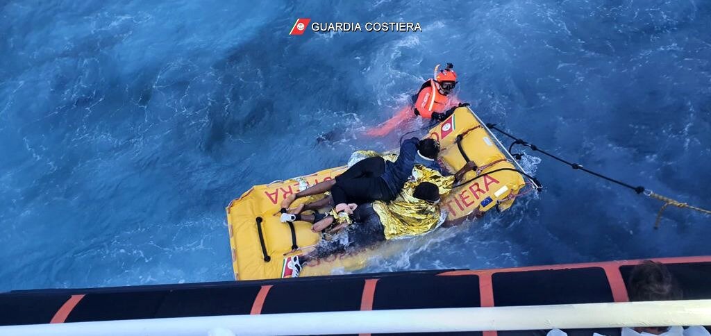 Naufraghi bloccati sull'isola dei Conigli: soccorso shock