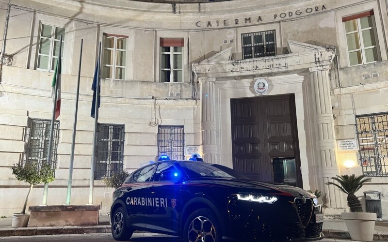 Sfonda porta dell'asilo a pietrate: denunciato