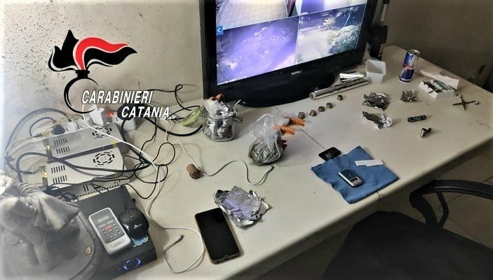 In casa lo shop della droga, arrestati due catanesi