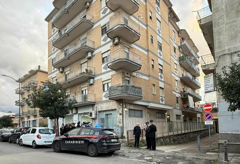 Uccide la sorella 23enne e la mostra in videochiamata alla madre