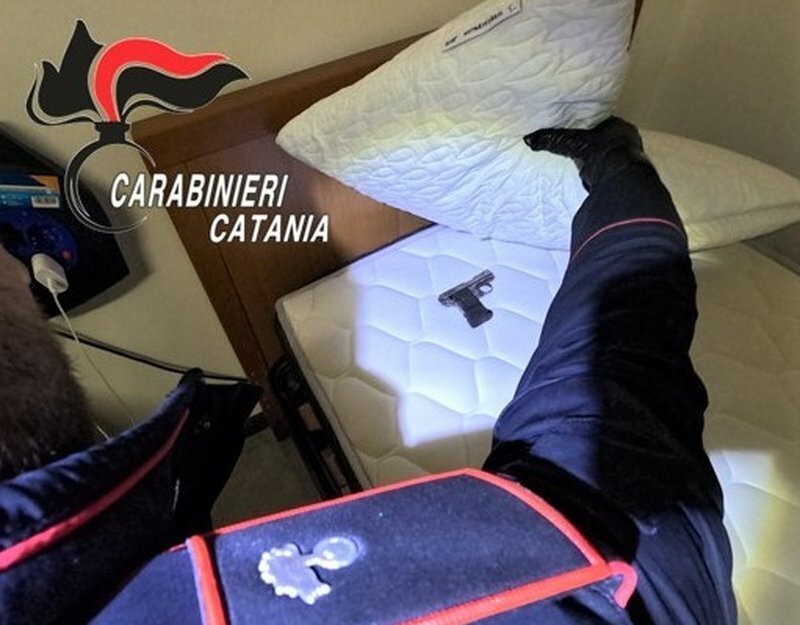 Pistole clandestine sul davanzale e sotto il cuscino