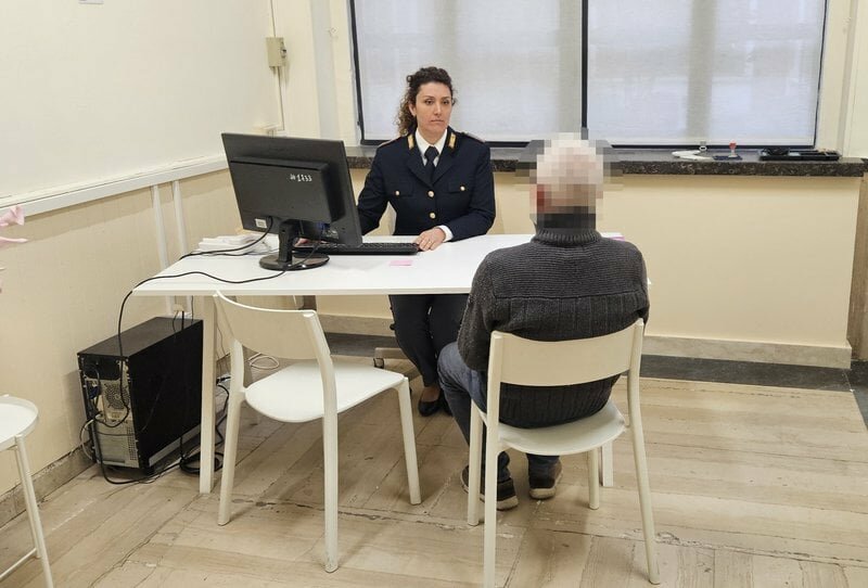 Litiga con l'ex, torna a casa e accoltella la figlia