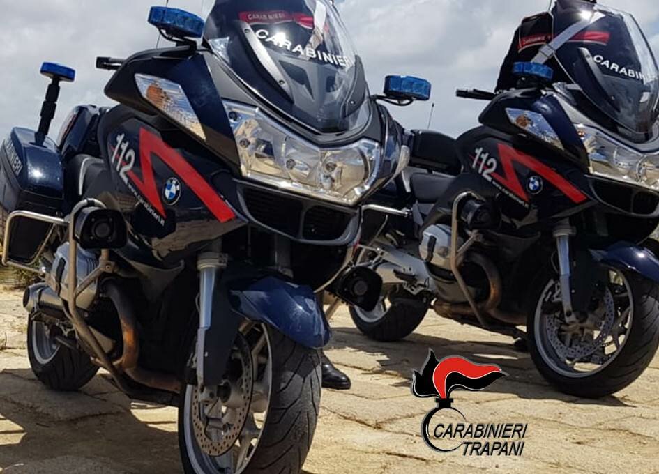 Minaccia con la sedia pure i carabinieri