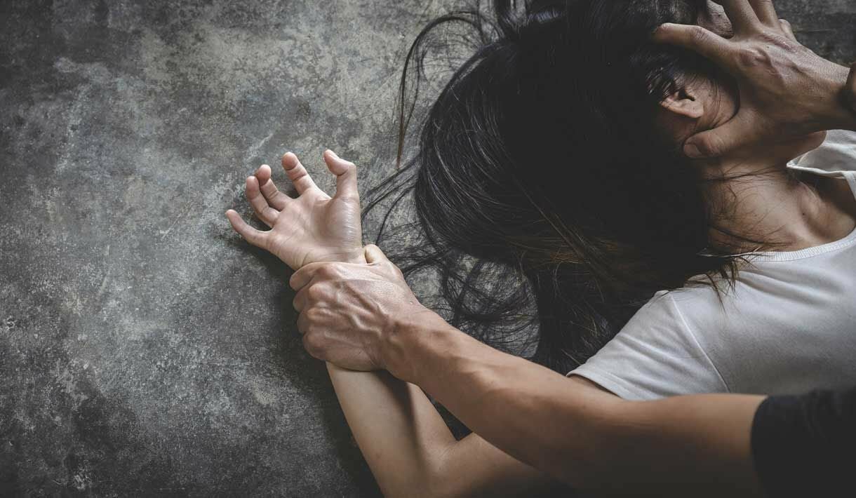 Le strappa i vestiti e la assale: arrestato