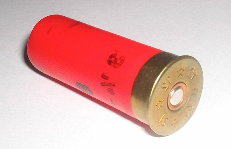 Una cartuccia di fucile sulla scrivania della preside