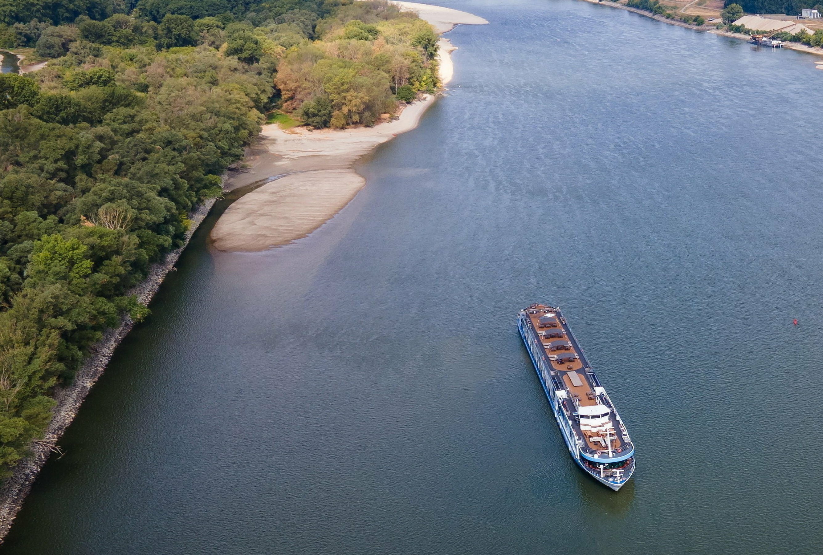 Danubio senz'acqua, evacuati 186 turisti da nave da crociera Danubio senz'acqua, evacuati 186 turisti da nave da crociera