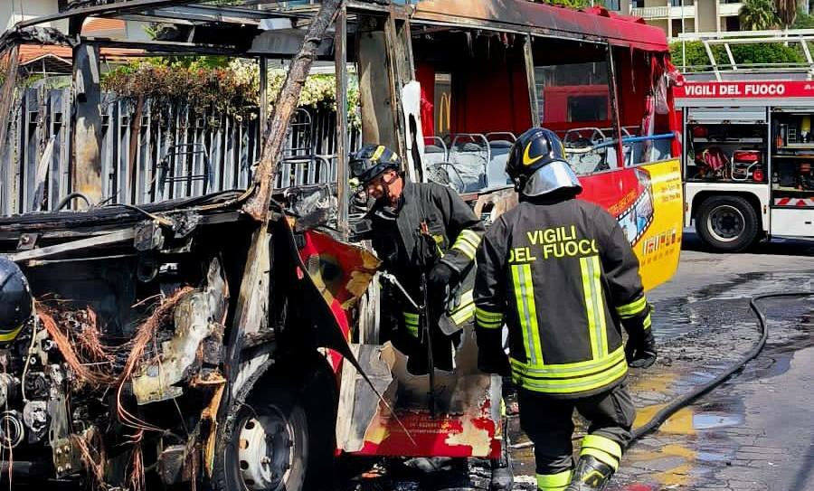 Paura alla scogliera: bus di turisti avvolto da fiamme