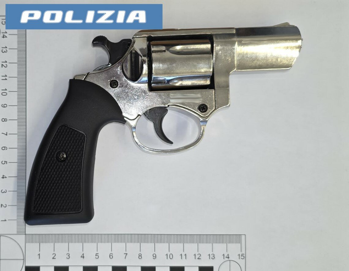 forzano-un-distributore-di-sigarette-minacciando-alcuni-automobilisti-con-una-rivoltella-1.jpeg