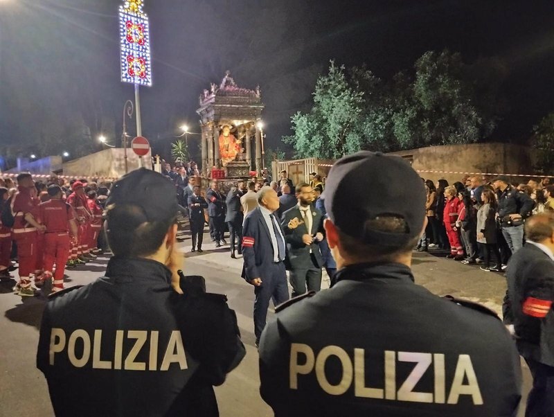 Evade per partecipare alla processione di sant'Alfio