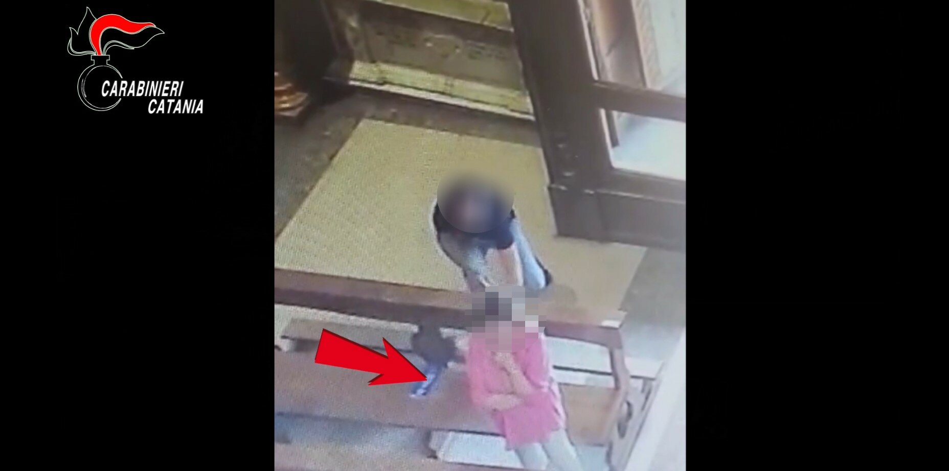 Le rubano la borsa mentre &egrave; in chiesa a pregare