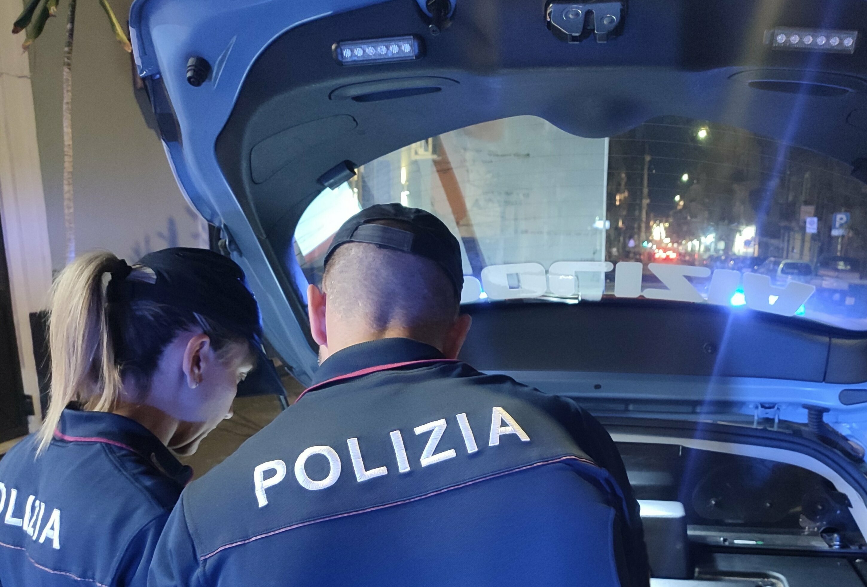 Ladro beccato con la grondaia di rame in mano