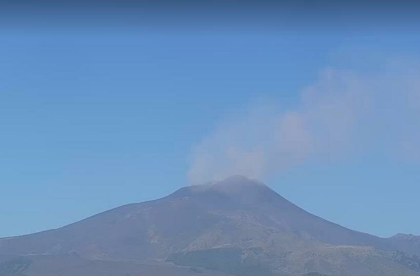 L'Etna fa una fumatina