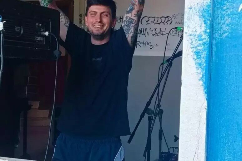 Per sventare una rapina 26enne muore accoltellato