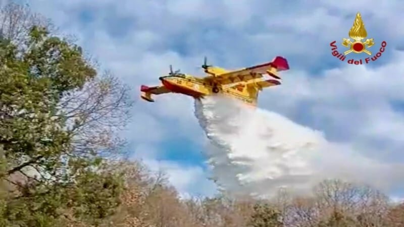 Biancavilla, fiamme nel bosco: canadair in azione