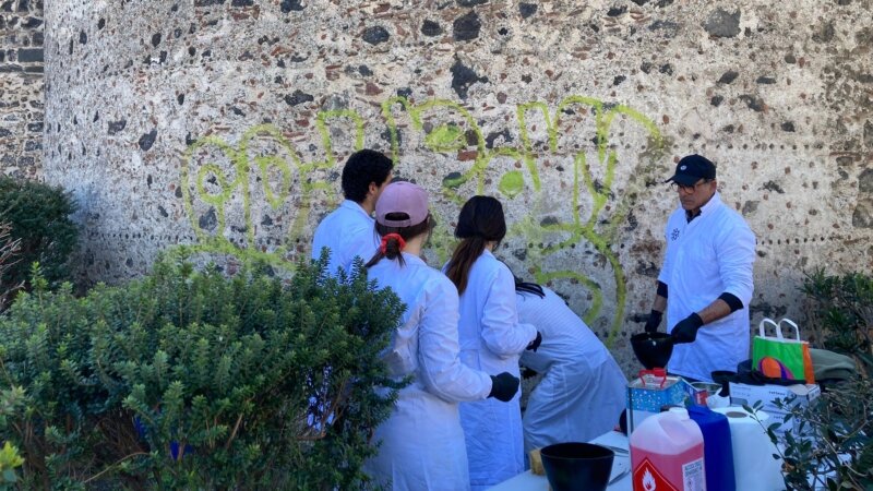 Catania, studenti 'pulitori' al Castello Ursino