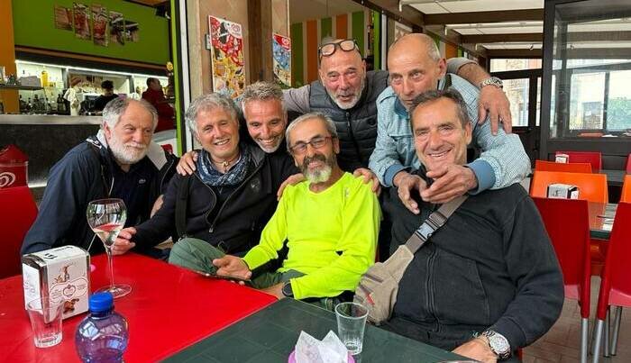 Fa 1.700 km a piedi per rivedere gli amici