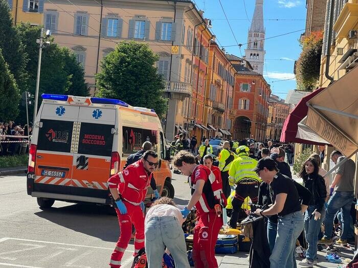 Falcia una decina di passanti, 4 sono gravi: 'Andava a 100 all'ora'