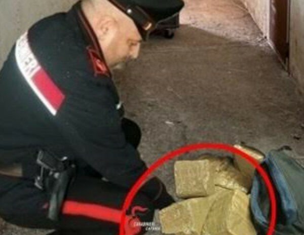 Cercano moto rubata e trovano 15 kg di droga Cercano moto rubata e trovano 15 kg di droga