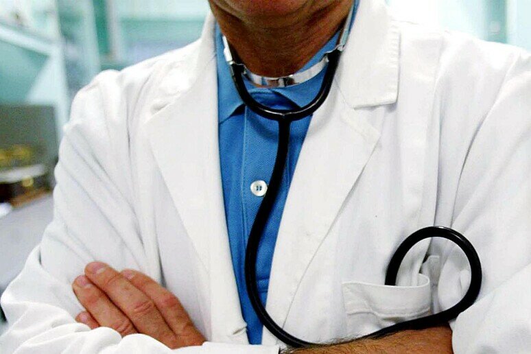 Medico irascibile si rifiuta di visitare paziente e la chiude in una stanza