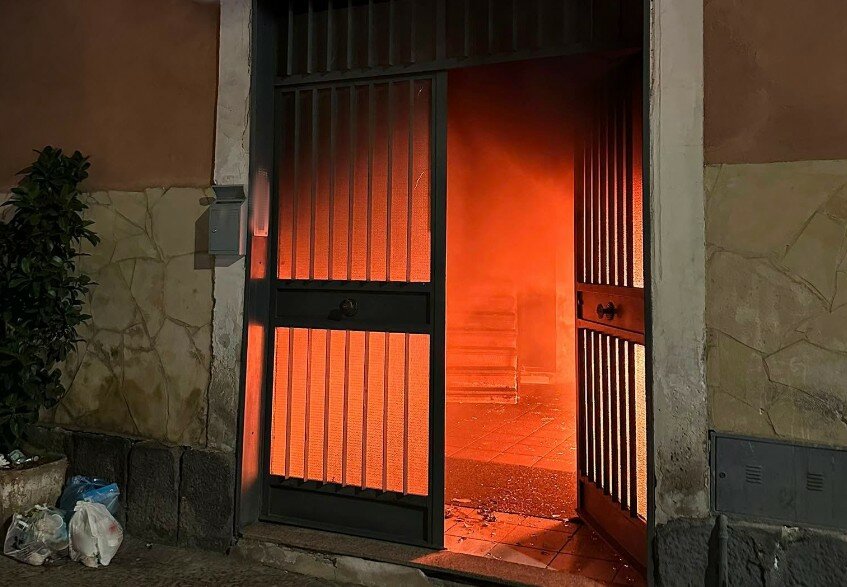 Palazzo catanese in fiamme: agenti salvano bimbi e anziani