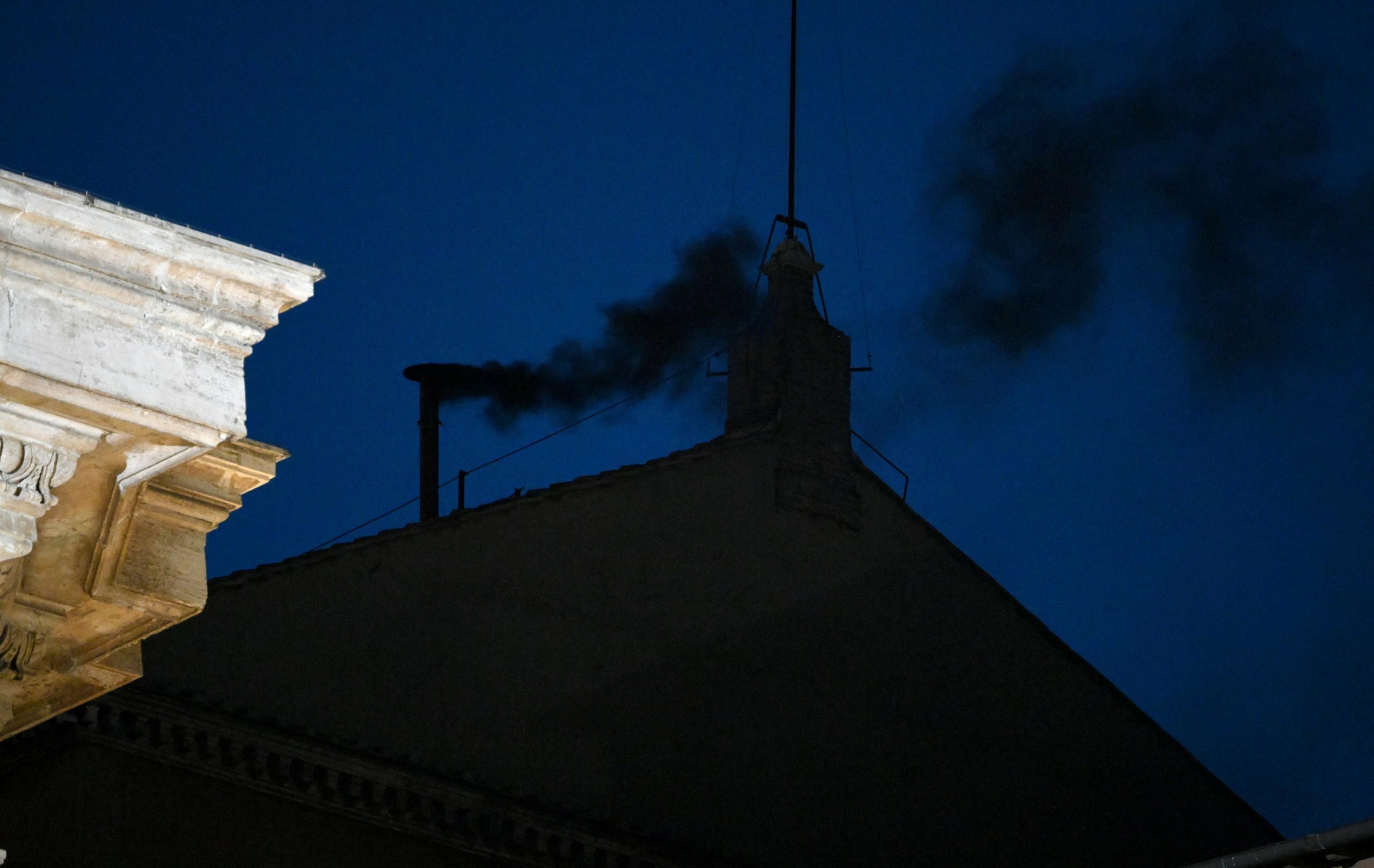 Conclave, la prima fumata &egrave; nera