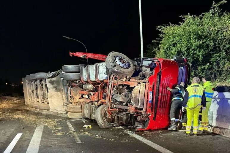 Camion invade la corsia opposta e travolge un'auto: 2 feriti