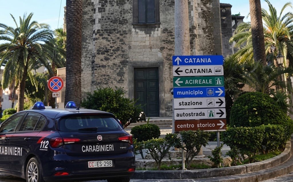 Lite in strada nel Catanese: accoltellato Lite in strada nel Catanese: accoltellato
