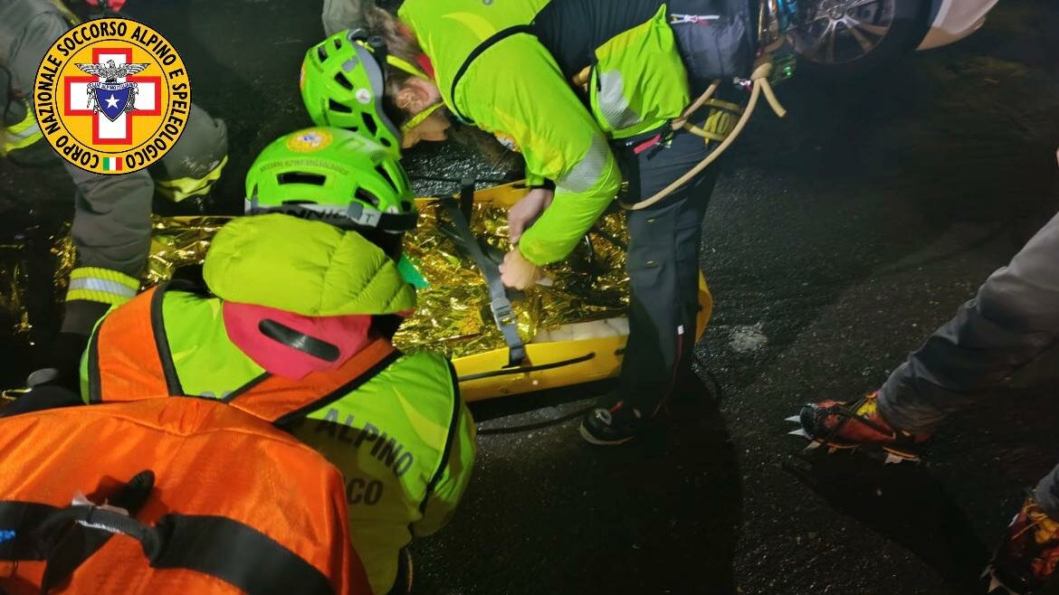 In difficolt&agrave; sul ghiaccio dell'Etna: salvati